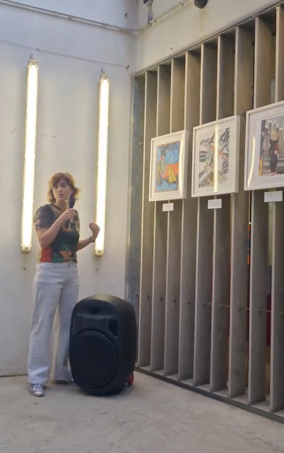 Sonia Illana en cargo y anunciando sus piezas en una galeria